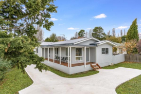61 Myack Street - Modern 4BR Home in Berridale l WiFi l Aircon
